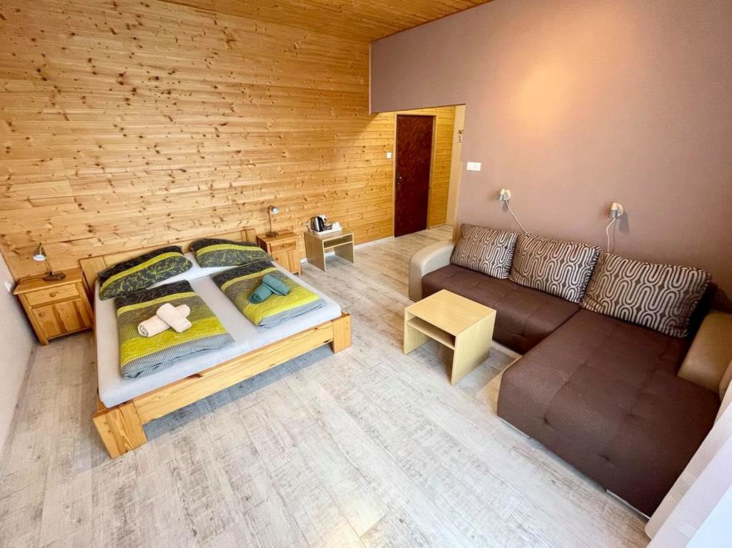 Bett – Zweibettzimmer mit Zustellbett, Gästehaus Reitmayer
