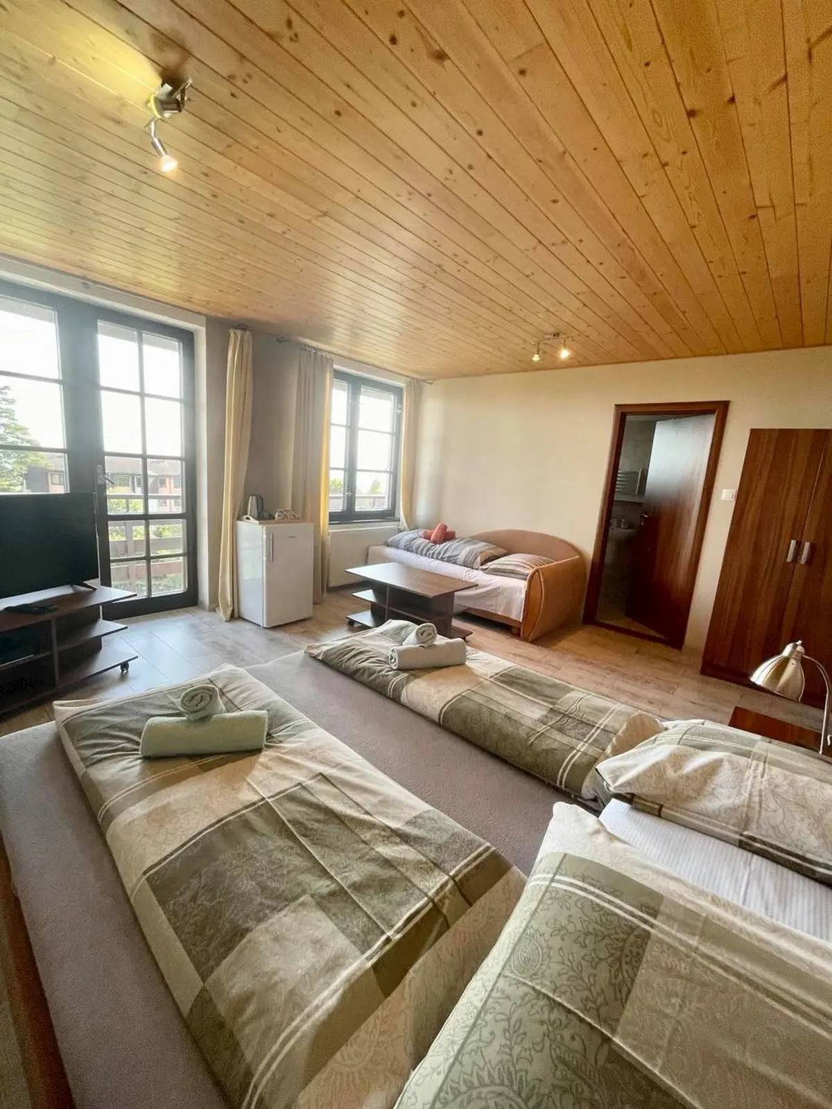 Innenraum – Zweibettzimmer mit Zustellbett, Gästehaus Reitmayer